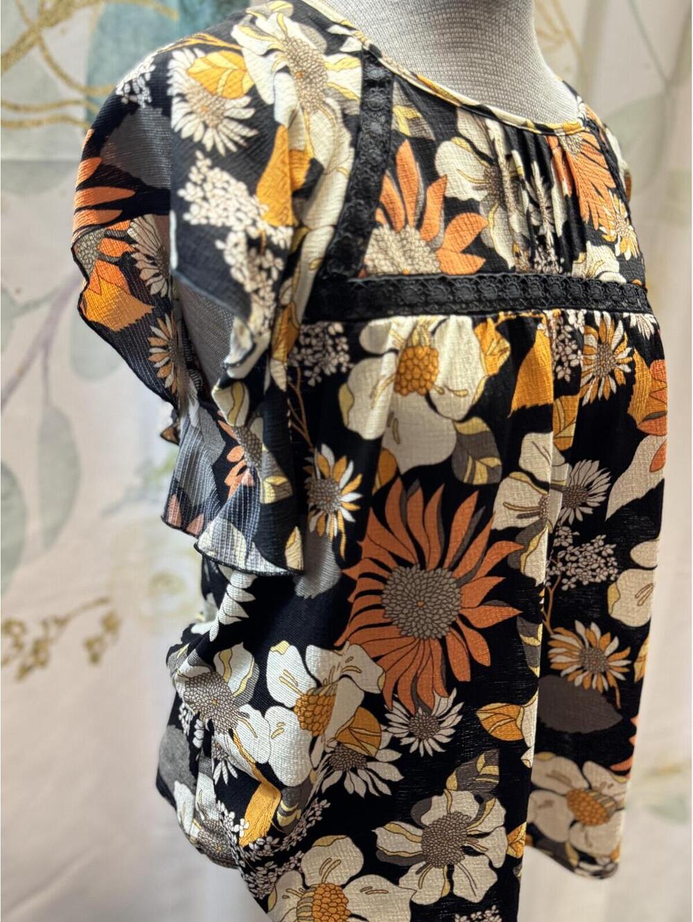 Black Floral Print Short Sleeve Blouse with Lace Detail Melloday M - Picture 2 of 7